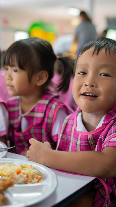 School kids eating lunch