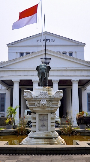 Entrance view of city museum