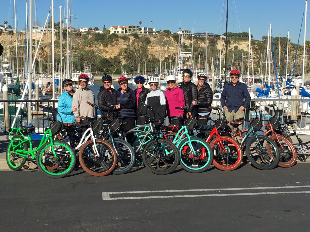 Group photo of a bunch of e-bikers in the harbor
