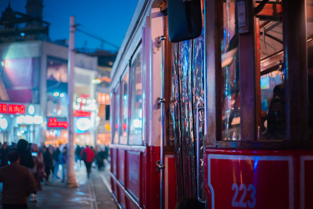 train-in-city-with-background blurred