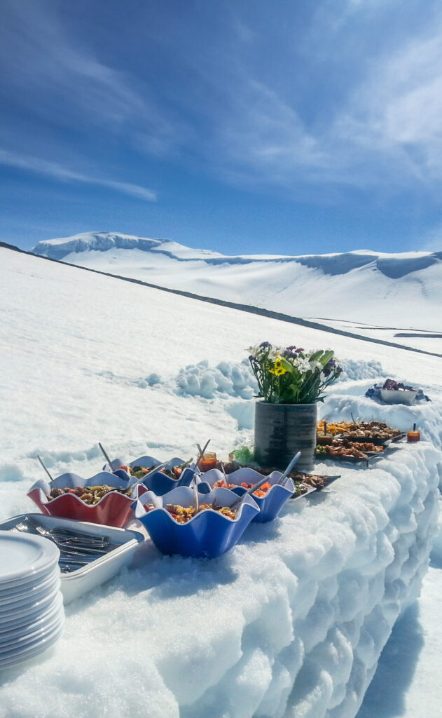 Table setting in the snow
