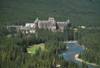 Hotel-Fairmont Banff in summer