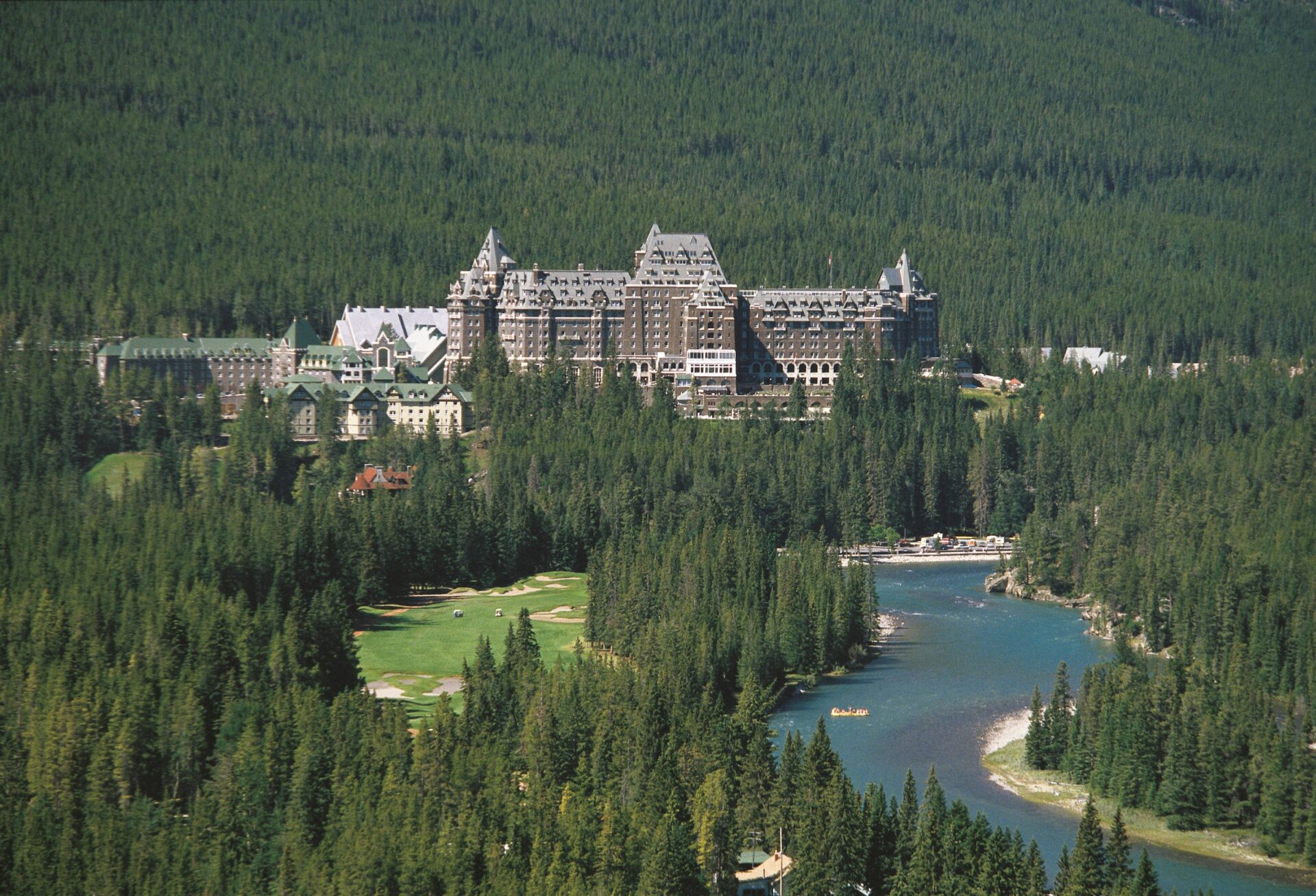 Hotel-Fairmont Banff in summer
