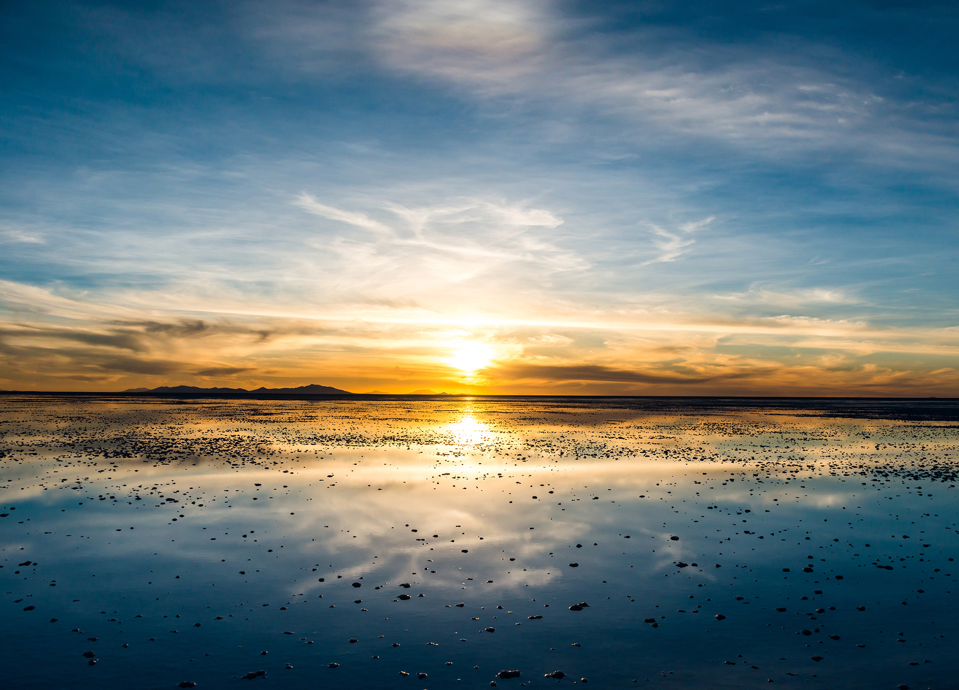Sunset scenery on Salar de Uyuni